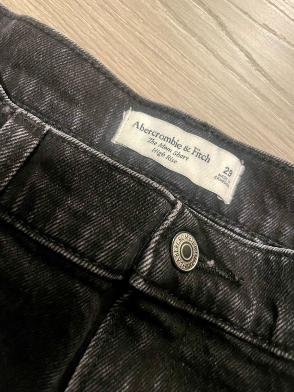 Abercrombie & Fitch Black High-Rise Mom Jean Shorts - Picture 2 of 3